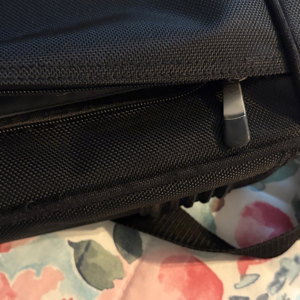 Dell Professional Black Laptop Messenger Bag - Picture 9 of 13
